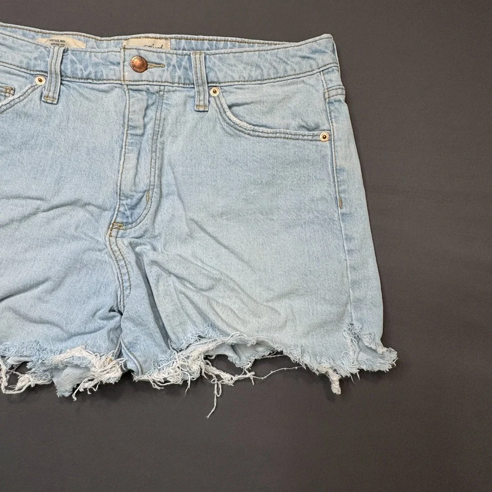 Universal Thread Vintage Midi Denim Shorts Light Wash‎ Raw Hem Womens 12/31R